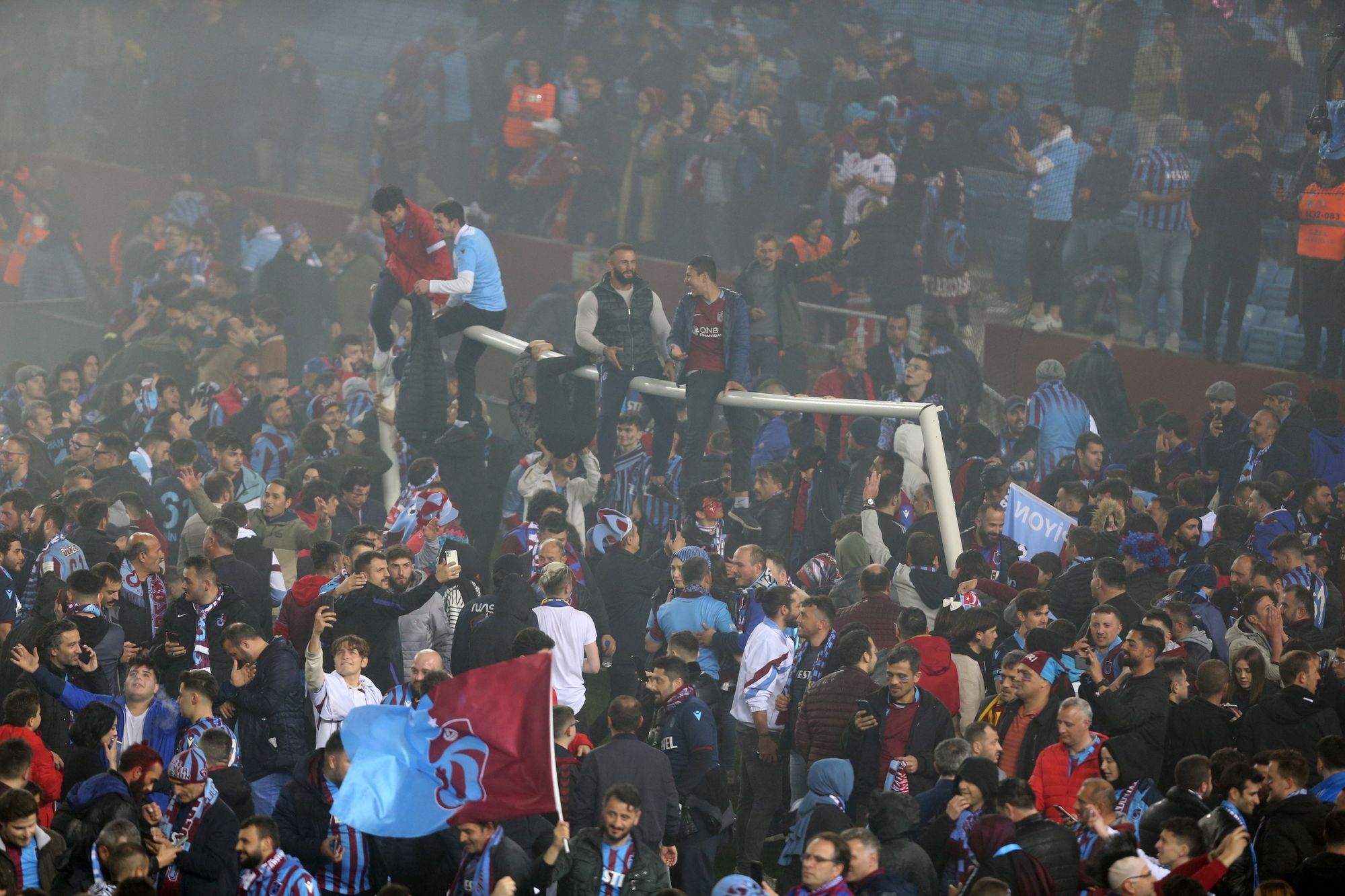 Már a pályán megünnepelték a sikert a Trabzonspor szurkolói / Fotó: Getty Images
