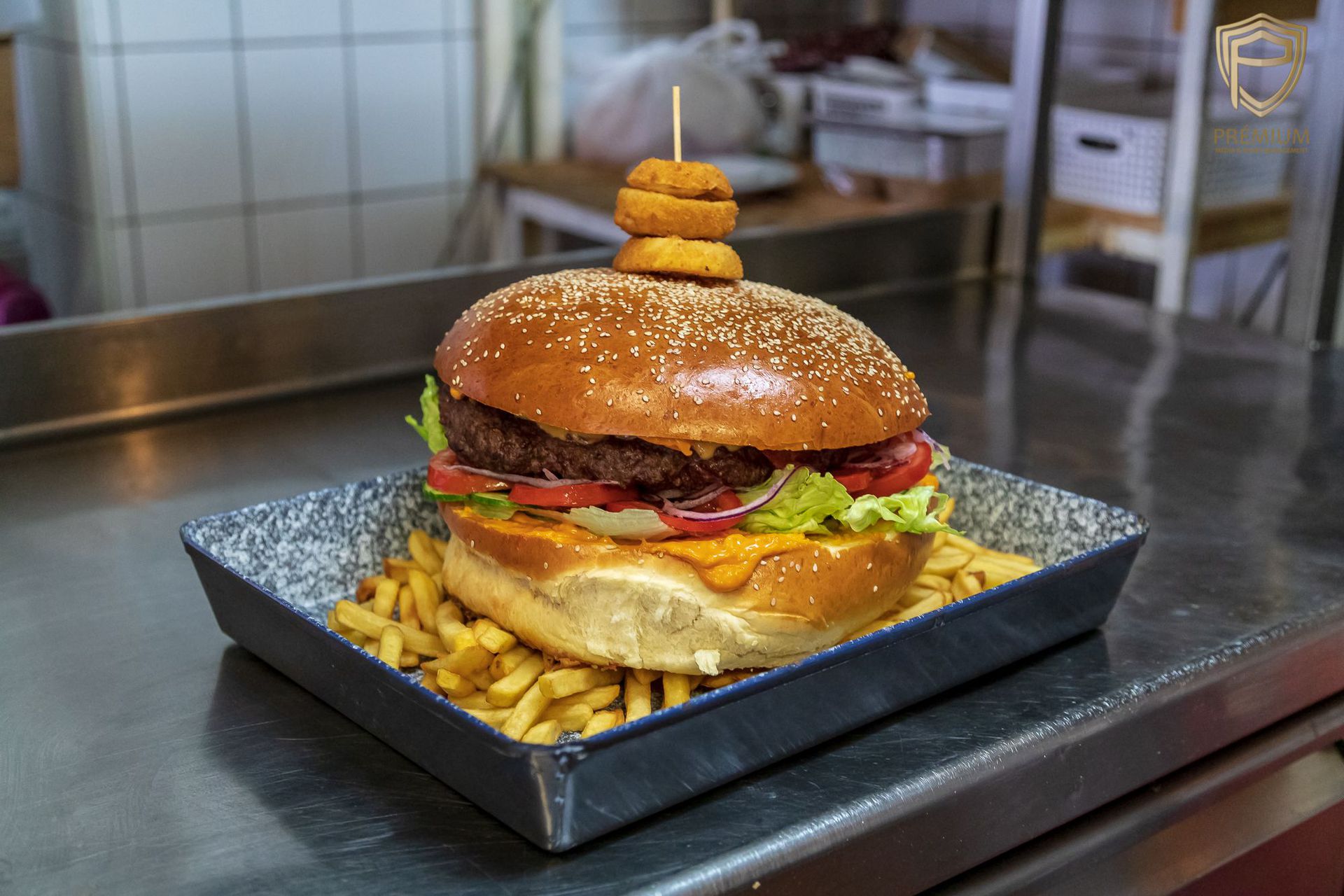 A hamburgerből csak a húspogácsa 1 kilót nyomott./ Fotó: Prémium Média & Sport Management Zrt