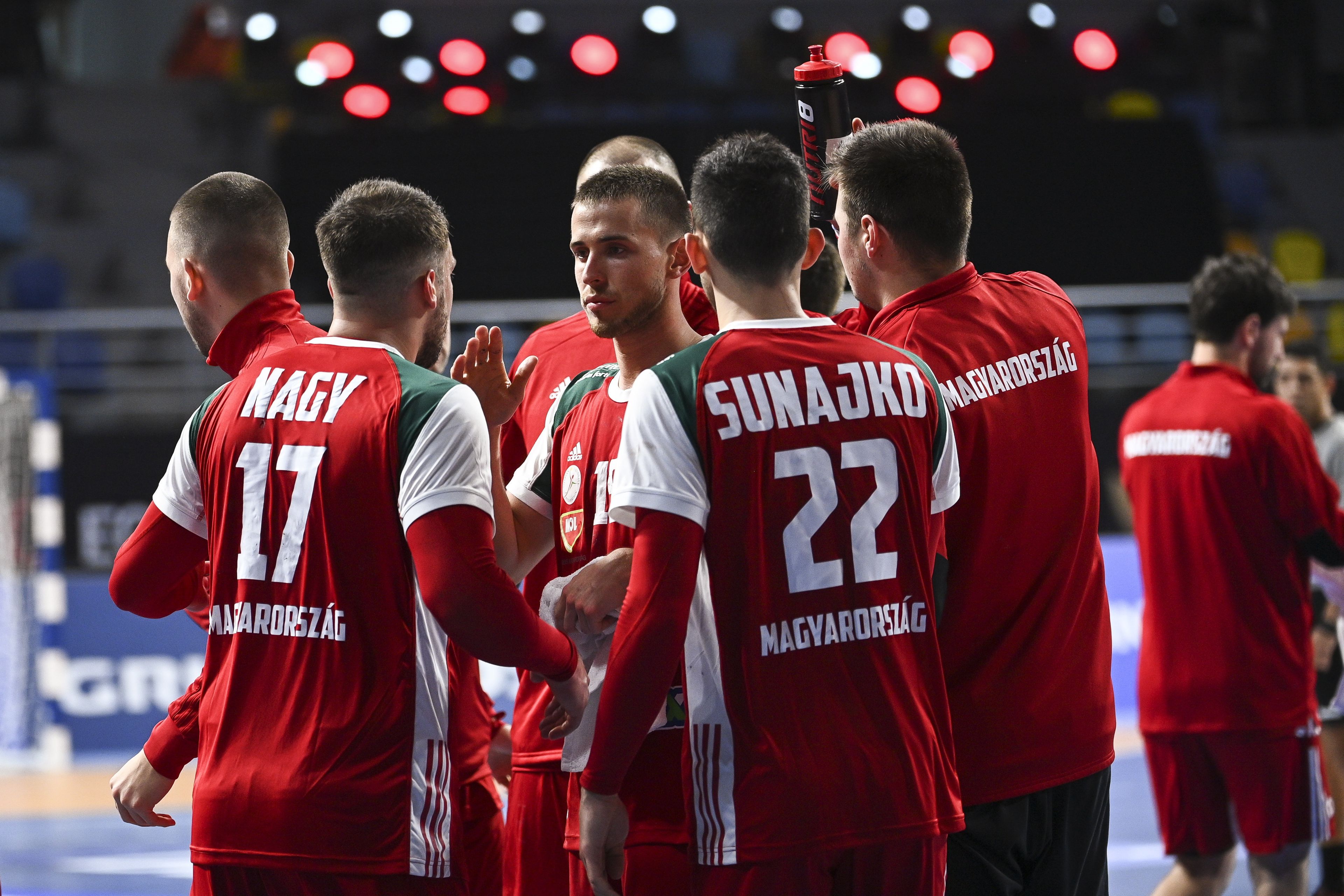 A magyar válogatott első győzelmét ünnepli az egyiptomi világbajnokságon. / Fotó: MTI/EPA