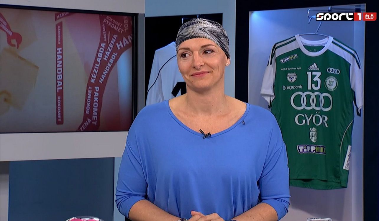 Tóth Tímea betegsége miatt a haját is elvesztette, kendőt viselt televíziós szakkommentátorként Fotó: Sport1