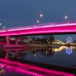 Ezért öltözött rózsaszínbe a Lánchíd és több hazai város ikonikus épülete