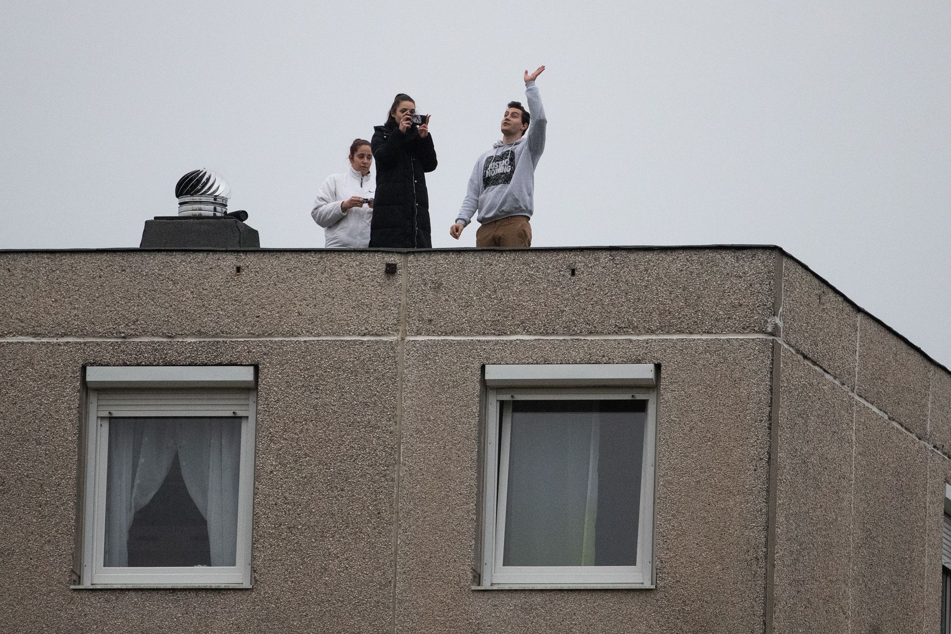 Akadtak, akik a bicskei lakótelep házainak tetejéről drukkoltak a Bicskének. / Fotó: Zsolnai Péter