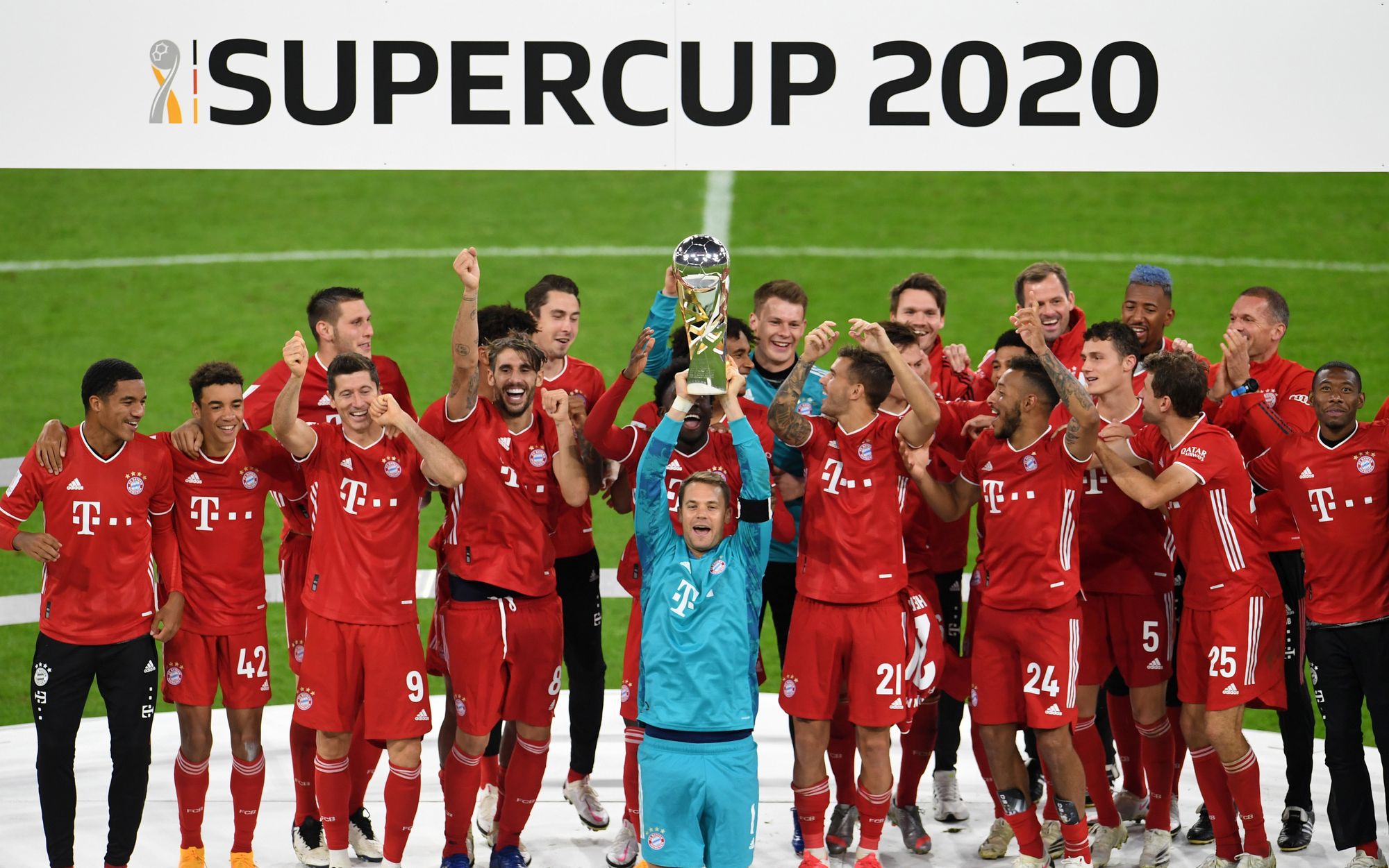 A Bayern München játékosai ünnepelnek a bajnoki trófeával, miután 3-2-re győztek a Borussia Dortmund ellen a labdarúgó Német Szuperkupáért játszott mérkőzésen Münchenben 2020. szeptember 30-án./ Fotó:MTI/EPA/Reuters/Andreas Gebert