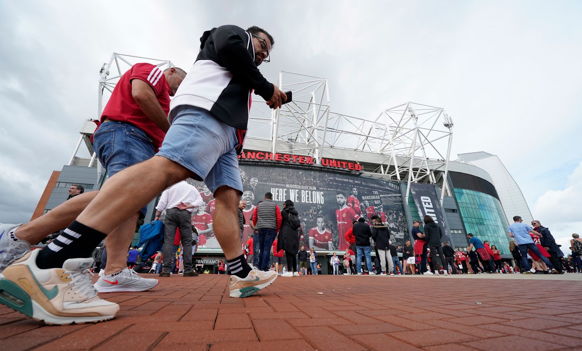 A szurkolók között a stadionon kívül is volt "meccs" Manchesterben Fotó: MTI  EPA/Andrew Yates