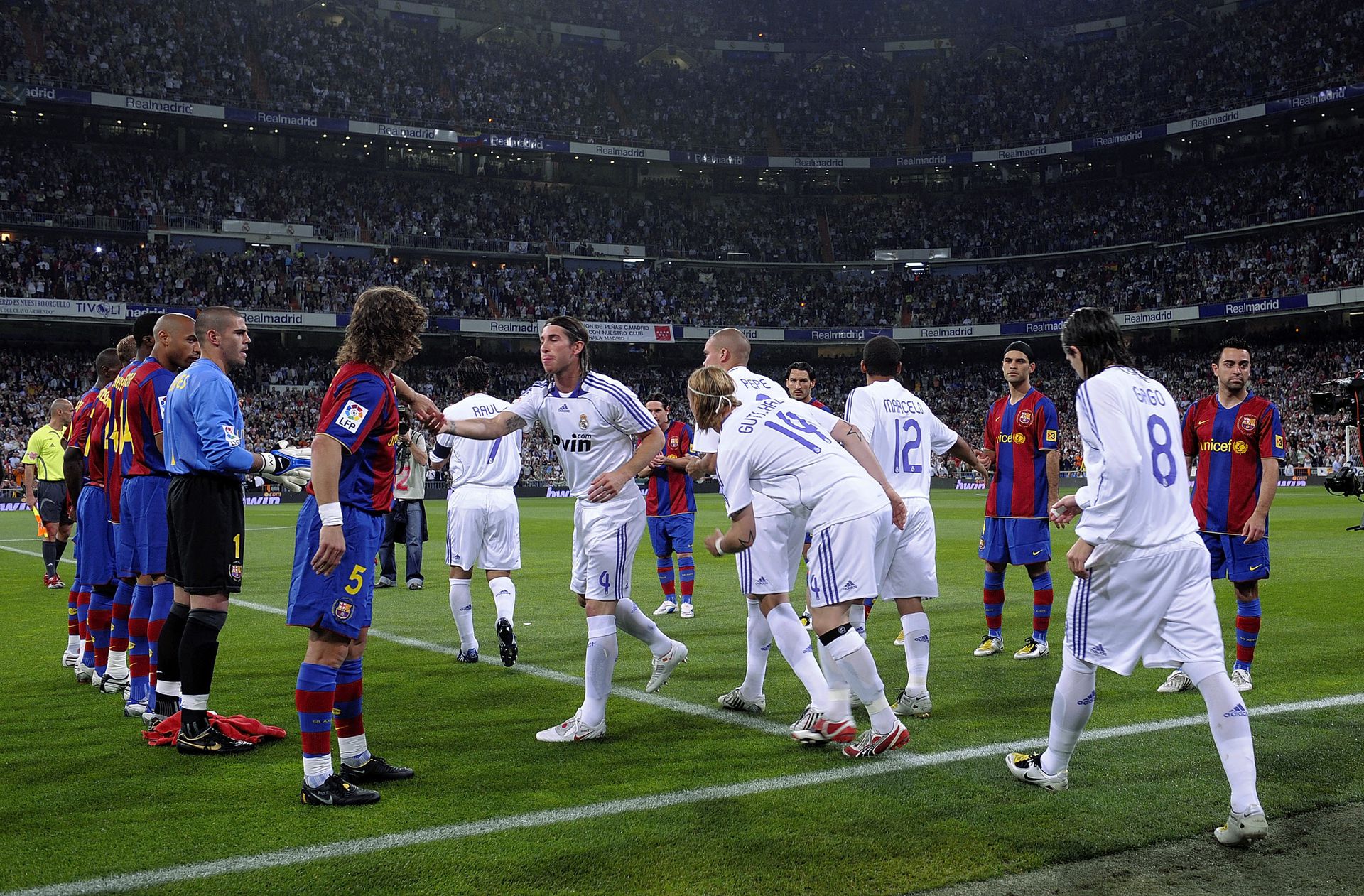 A két spanyol gigaklub hiába utálja egymást, a Barcelona játékosai is álltak már sorfalat a Real Madrid labdarúgóinak/Fotó: Getty Images