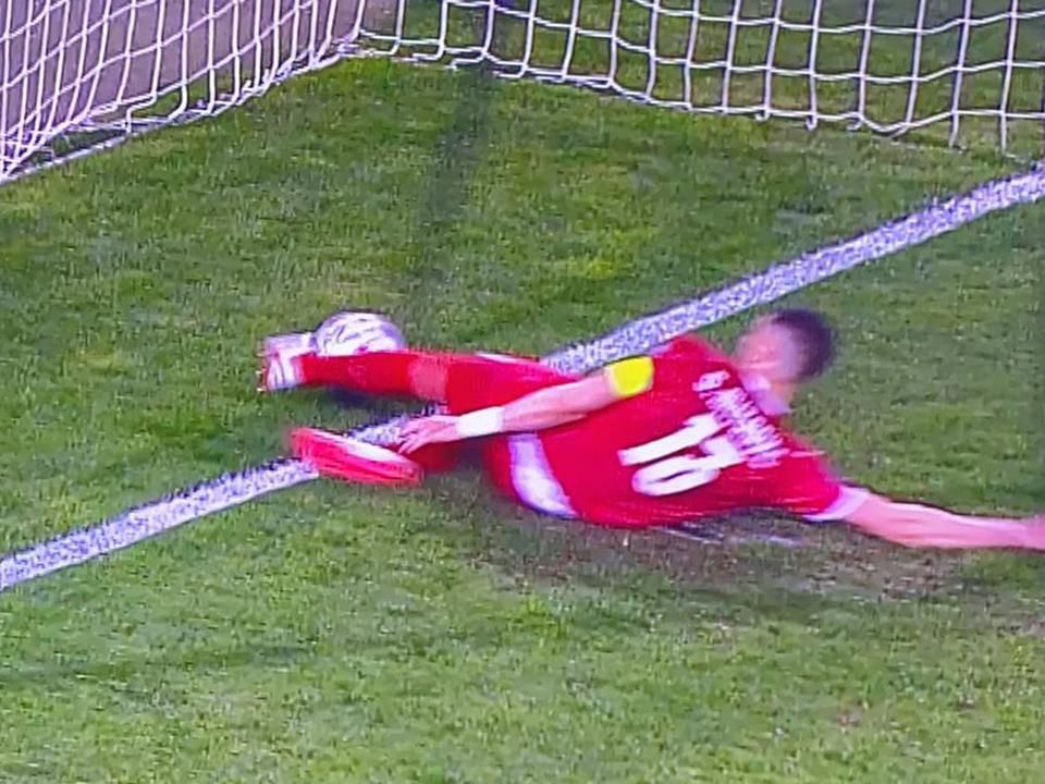 Mitrovics láthatóan a gólvonalon túlról kanalazta ki Ronaldo lövését