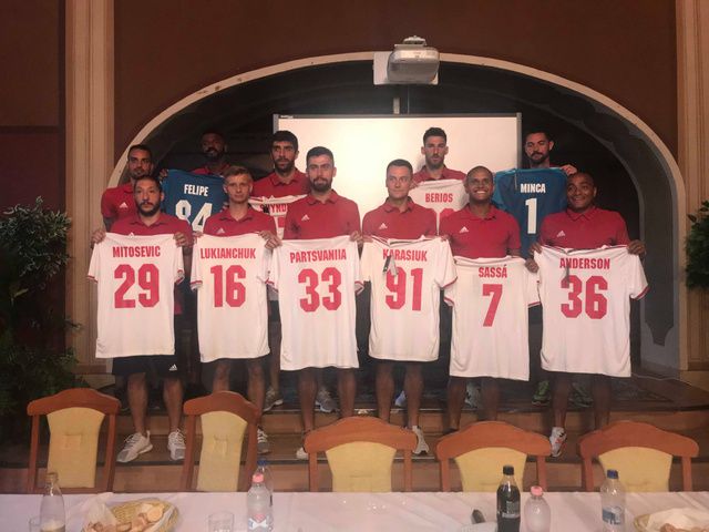 A Kisvárda tavaly a bajnokság előtt jelentette be: tíz légióssal erősíti meg játékoskeretét, a képre a csapatkapitány Lucas Bertucci (balra, hátul) is felfért/ Fotó: MTI