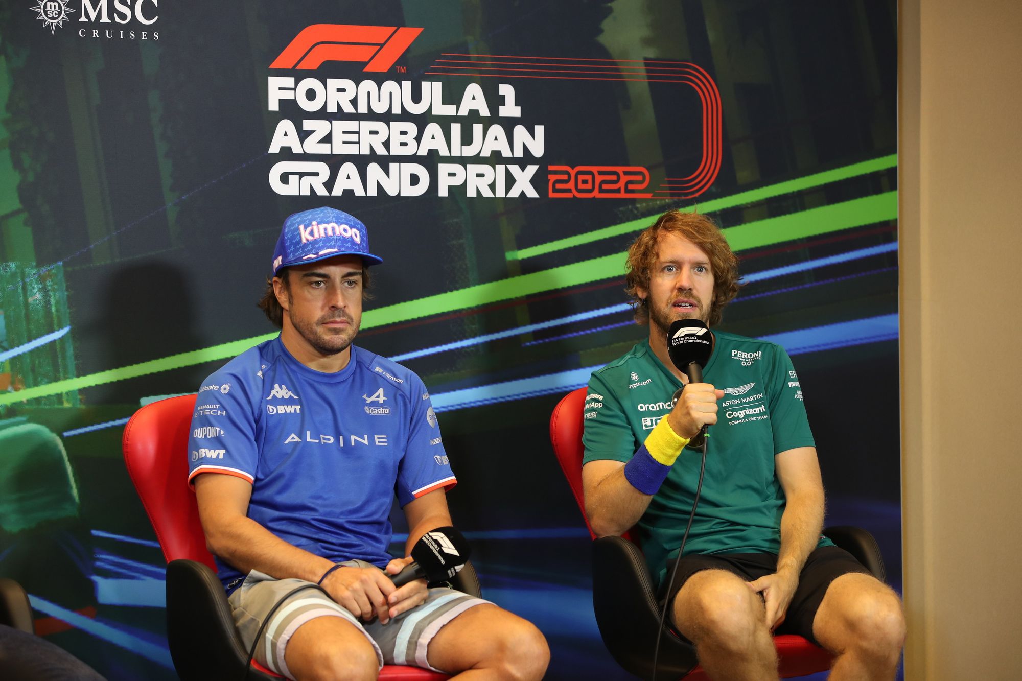 Fernando Alonso, az Alpine spanyol (b) és Sebastian Vettel, az Aston Martin német versenyzője. Ekkor még lehet nem is tudták, hogy közös lesz a sorsuk / Fotó: MTI/EPA/Ali Haider