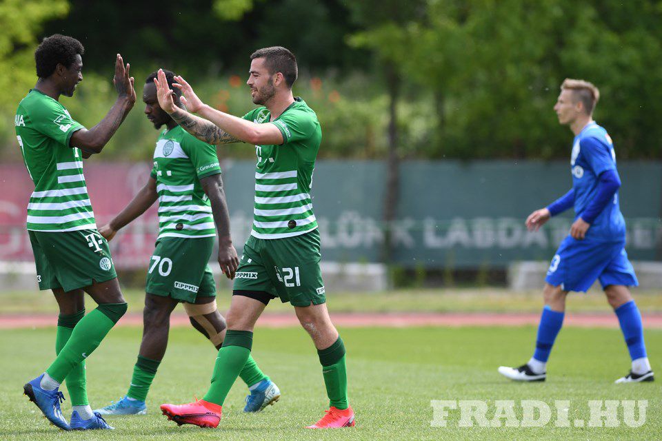 Botka Endre (jobbra) pacsival gratulál  Somaliának az egyik gólt követően/ Fotó: fradi hu
