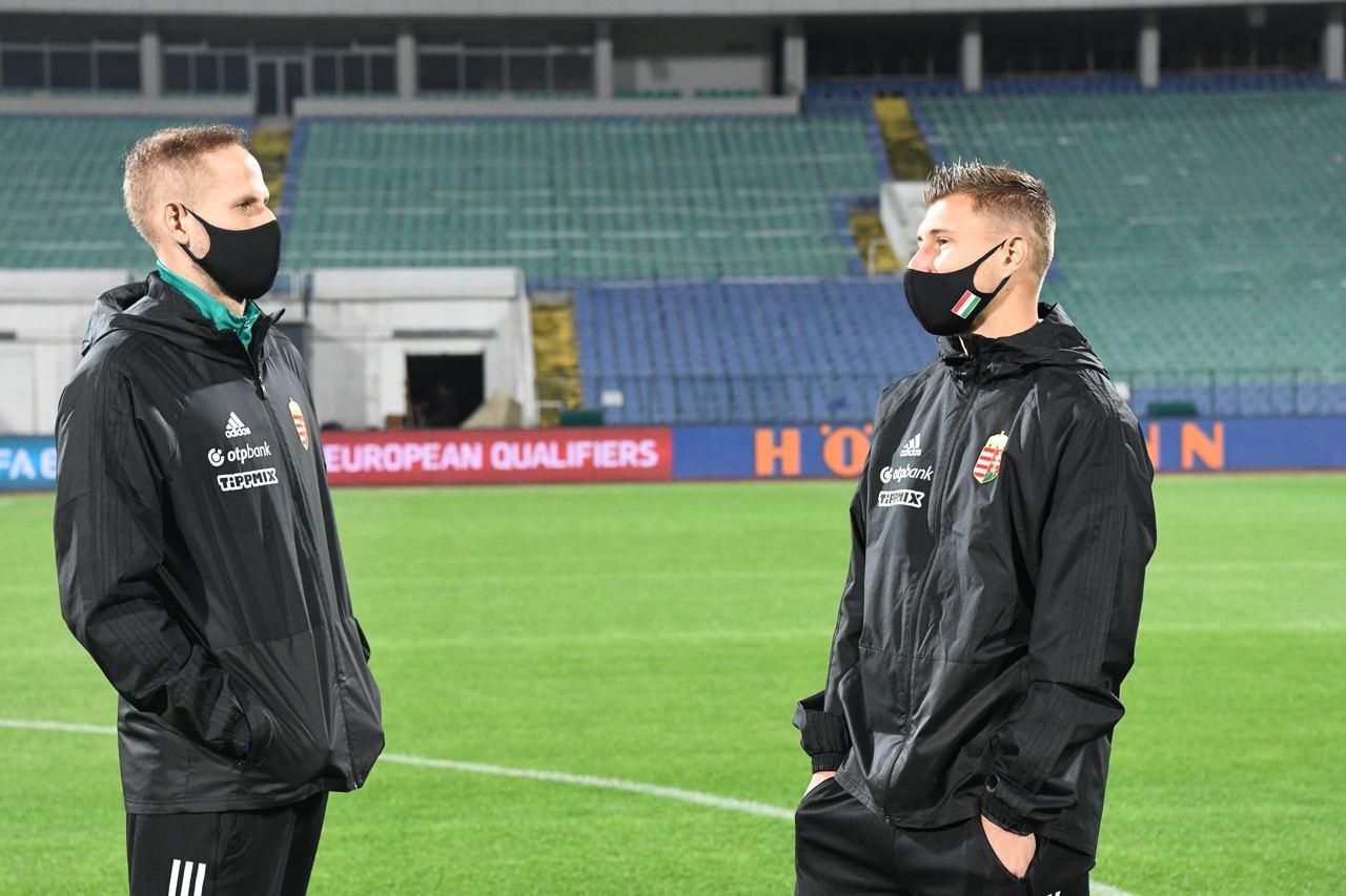 Gulácsi Péter (balra) és Willi Orbán is tudja, óvnia kell magát és másokat, muszáj maszkot viselnie /Fotó: MLSZ