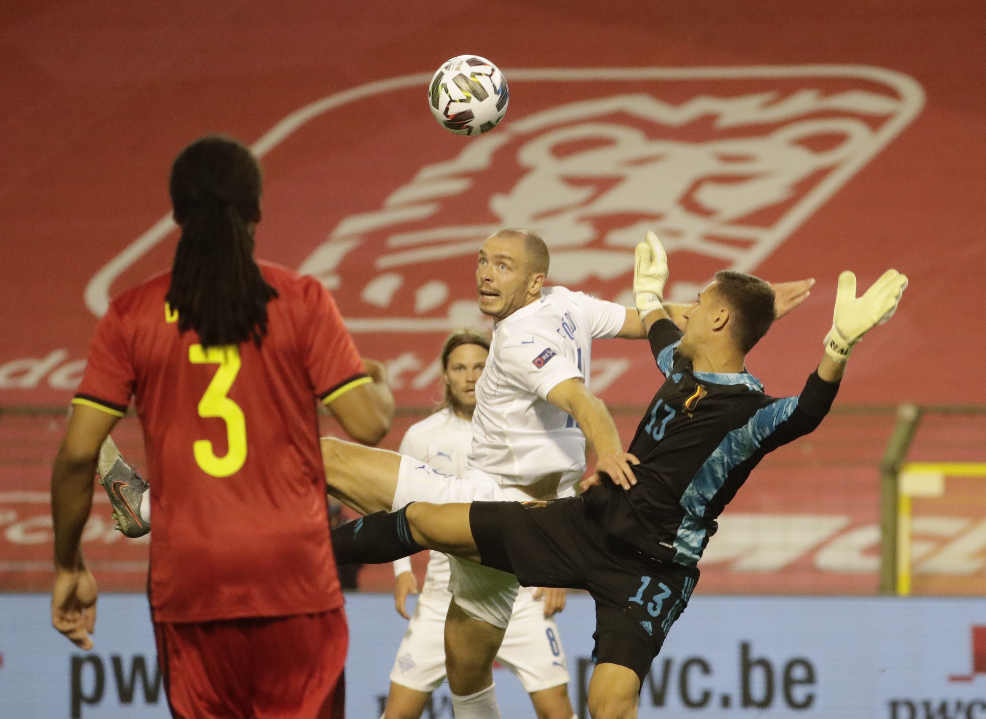Emil Hallfredsson küzd a labdáért a belgák elleni Nemzetek Ligája meccsen. / Fotó: EPA/Olivier Hoslet.