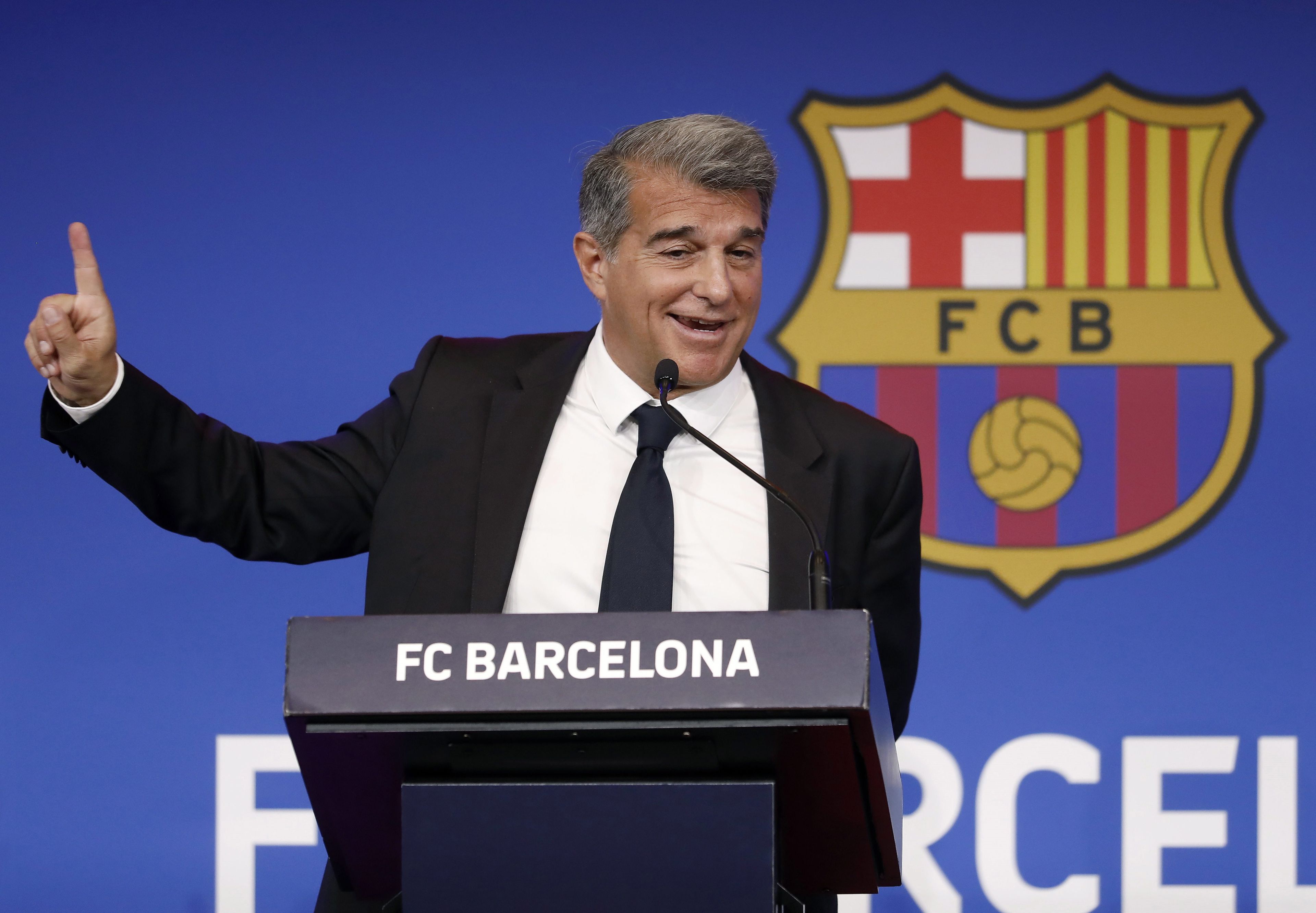 Joan Laporta, a Barcelona spanyol labdarúgóklub elnöke a márciusi megválasztása utáni első sajtóértekezletét tartja Barcelonában 2021. május 28-án / Fotó: MTI/EPA/EFE/Andreu Dalmau