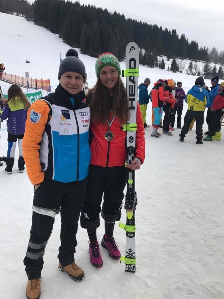 Miklós Edit (balra) a magyar sísport nagy tehetségével, a 17 esztendős Tóth Zitával