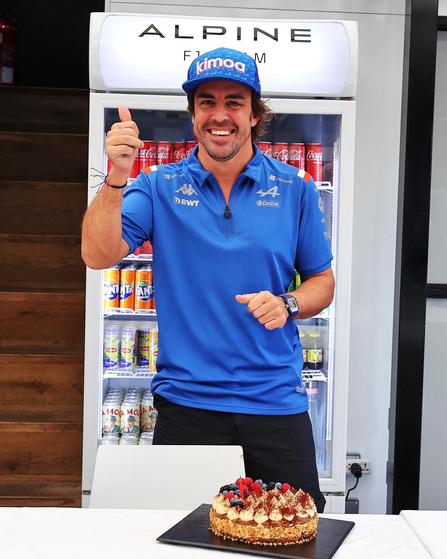 A kétszeres F1-es világbajnok Fernando Alonso tizedik alkalommal ünnepelte Mogyoródon a születésnapját, stílszerűen idén is tortával lepték meg / Fotó: AlpineF1 Facebook