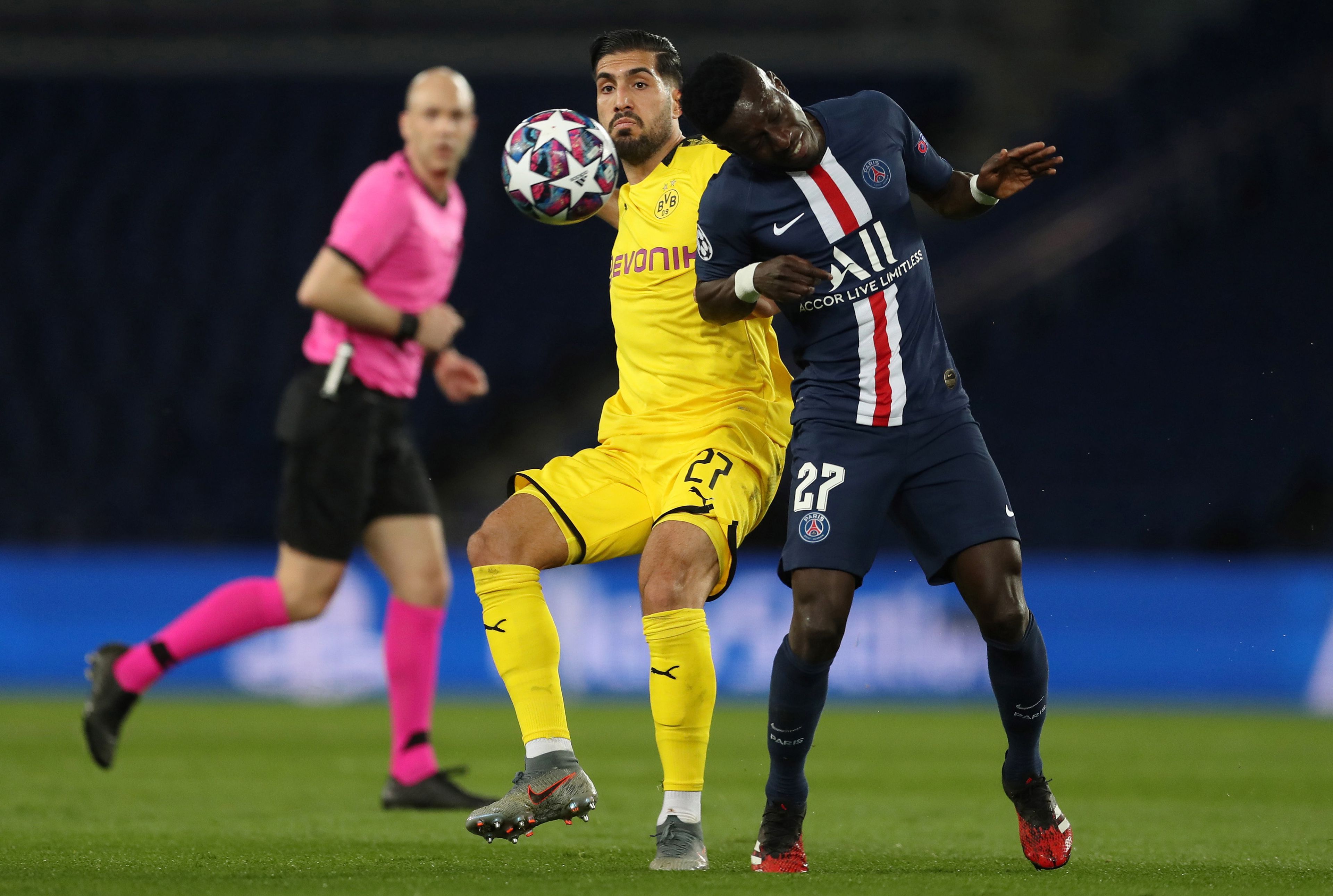 Emre Canról, a Borussia Dortmund (b) és Idrissa Gueyéről, a Paris Saint-Germain játékosáról az üres párizsi Parc des Princes stadionban a labdarúgó Bajnokok Ligája nyolcaddöntőjének visszavágóján. / Fotó: MTI/EPA/UEFA/Getty Images