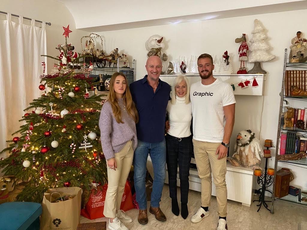 Rossi a feleségével, a fiával és a lányával tölti a karácsonyi ünnepeket