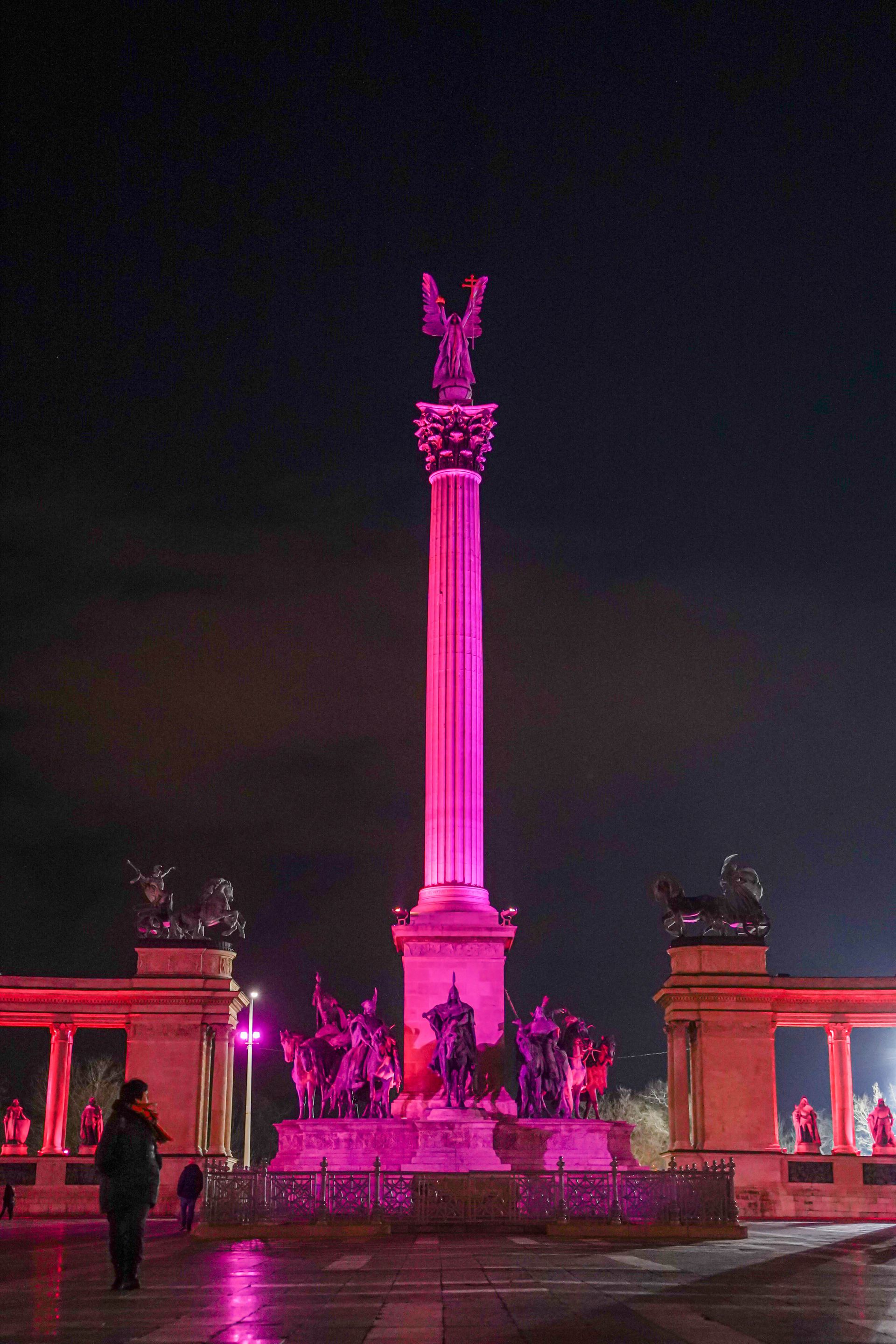 A budapesti Hősök tere is rózsaszínbe borult