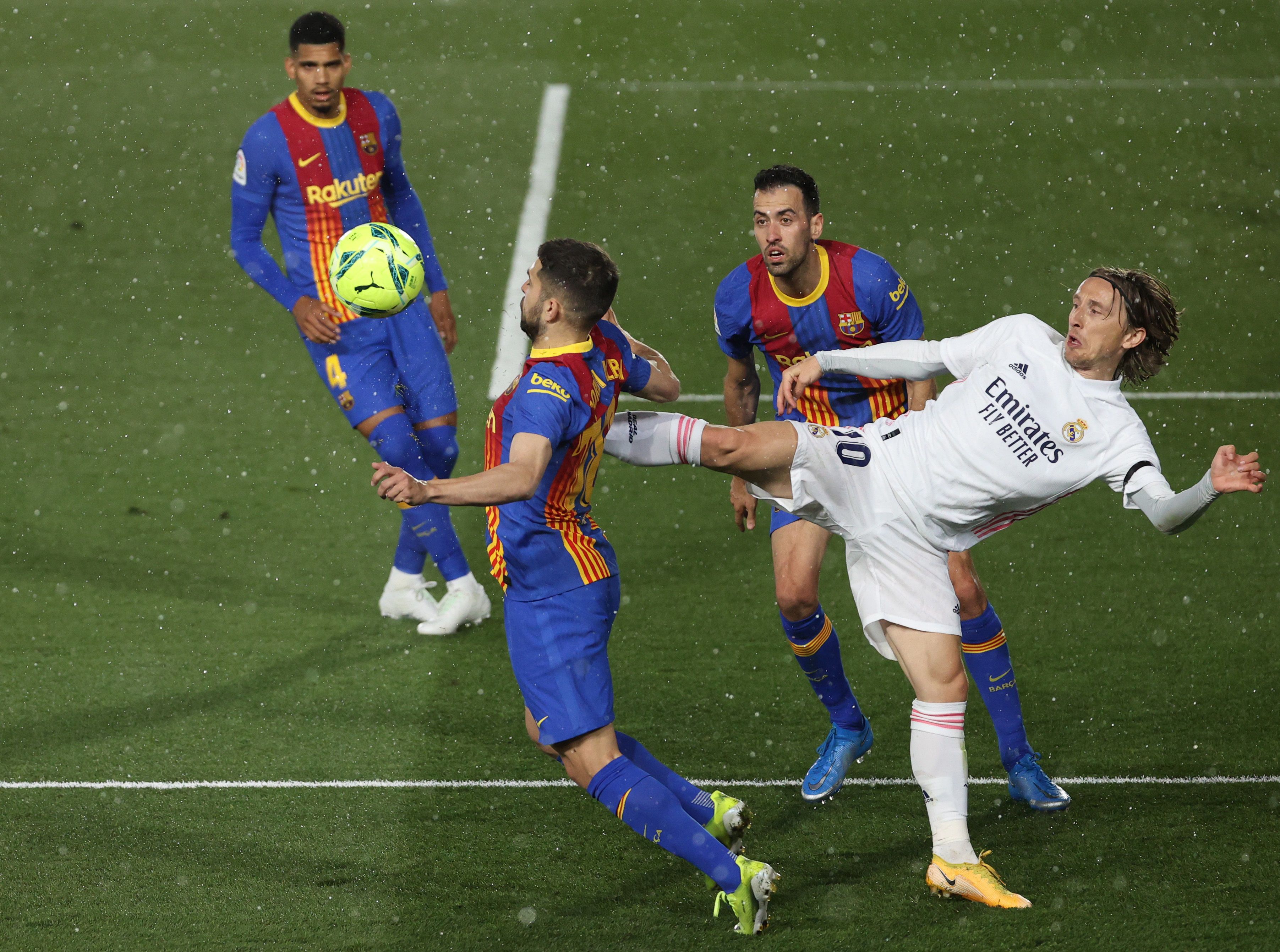 Szakadó esőben vívott óriási csatát egymással a Real Madrid és a Barcelona. / Fotó: EPA/Juanjo Martin.