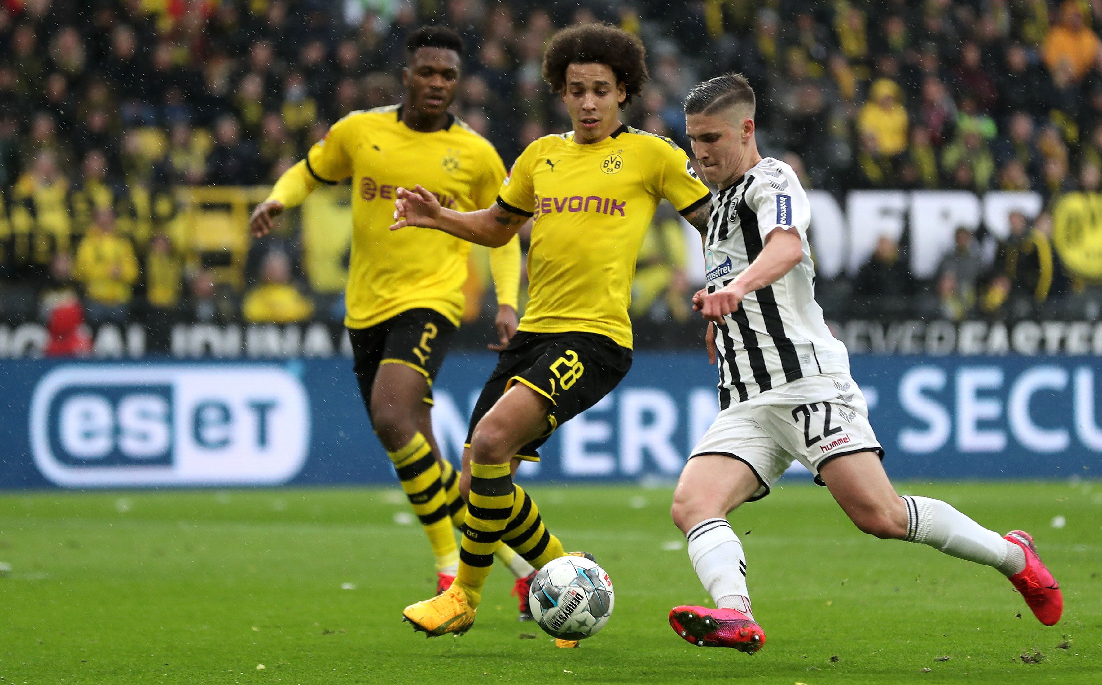 Sallai Roland, a Freiburg (j) és Axel Witsel, a Borussia Dortmund játékosa a német első osztályú labdarúgó-bajnokság 2020. február 29-i mérkőzésén Dortmundban. / Fotó: MTI/EPA/Friedemann Vogel