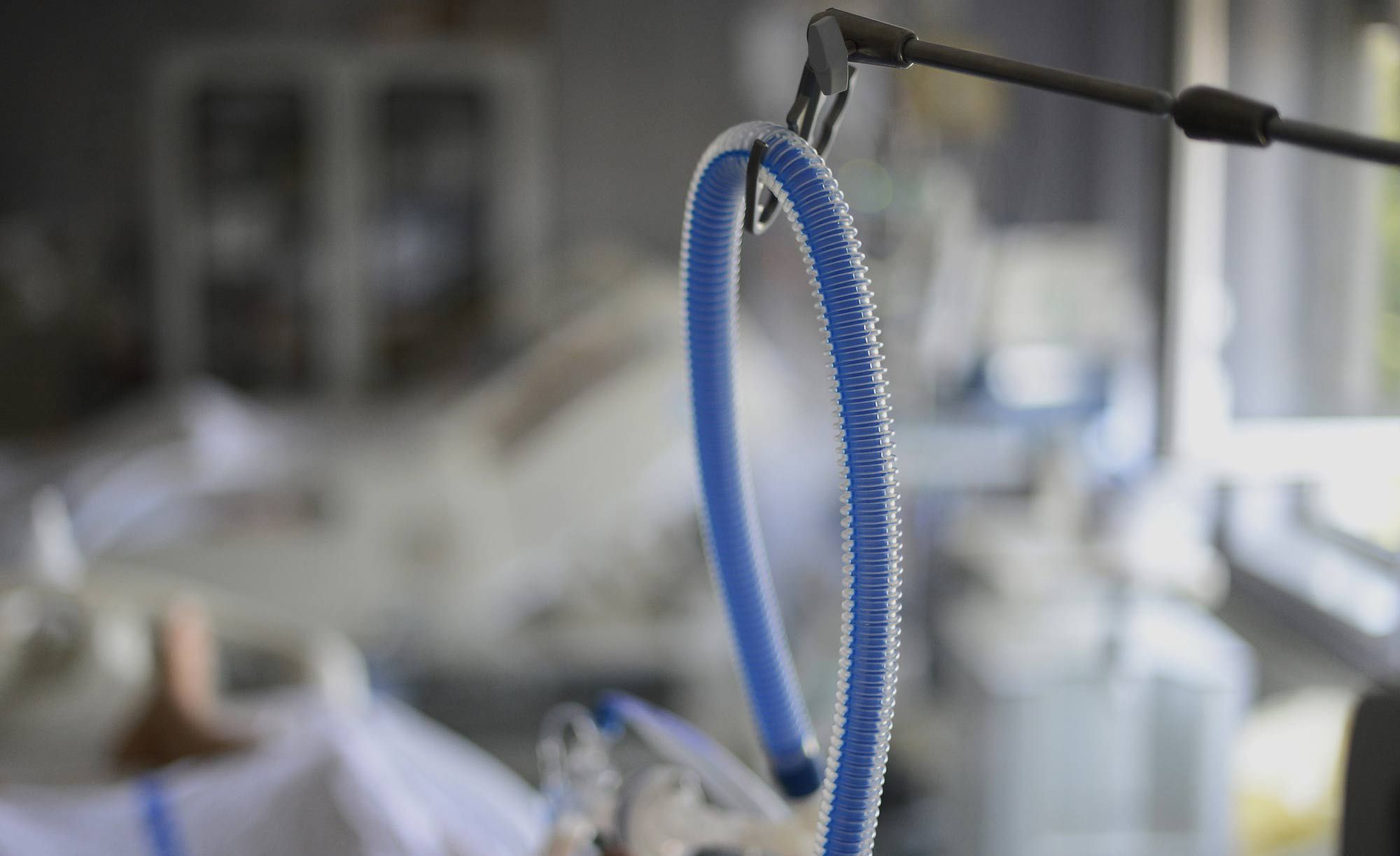 A nyitóképen: Lélegeztetőgép csöve a Szent Imre Egyetemi Oktatókórház COVID részlegén / Fotó: MTI/Kovács Tamás