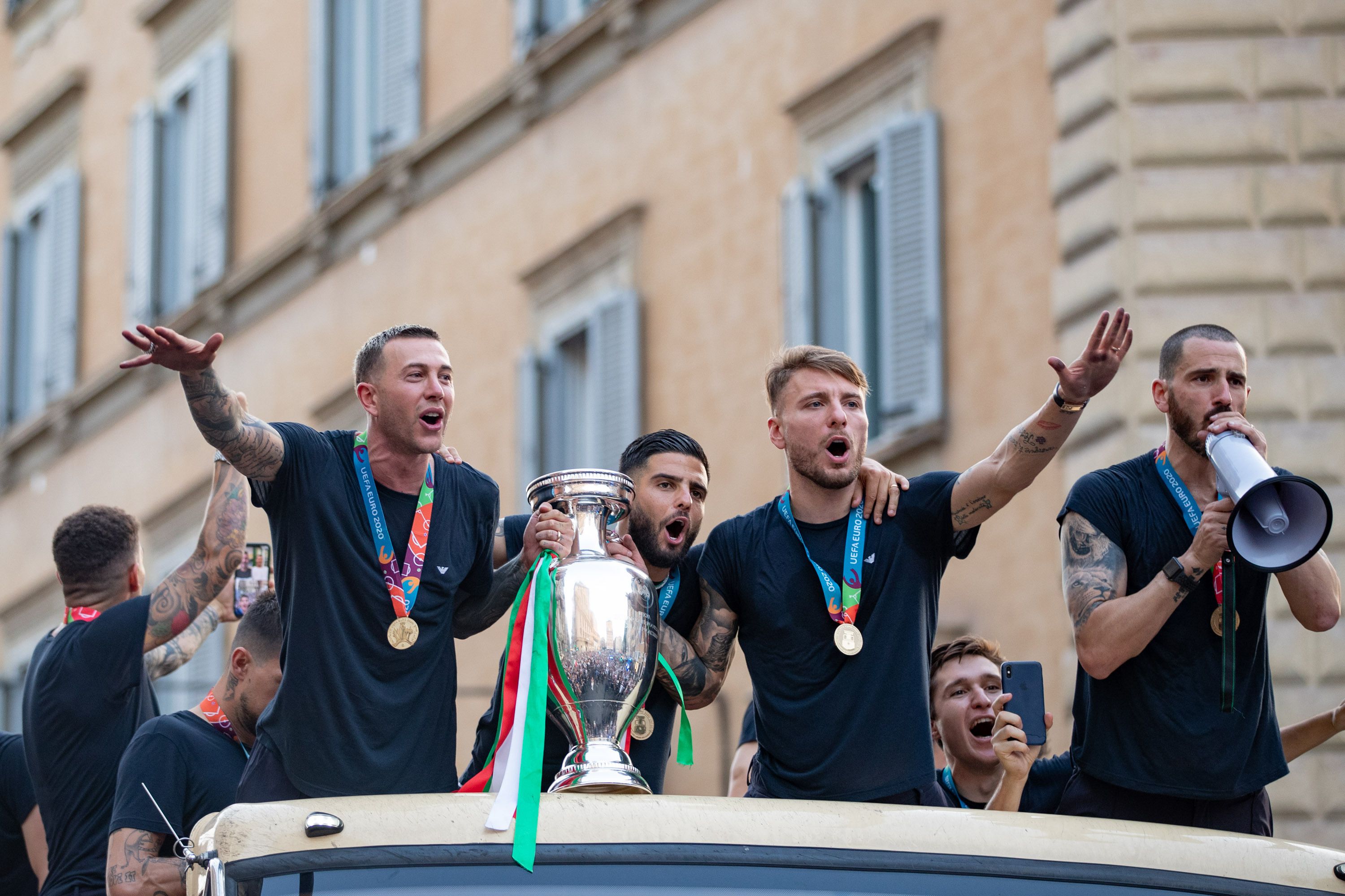 Az olasz válogatott sztárjai egy évvel ezelőtt az Európa bajnoki győzelmet ünnepelték, idén talán a vb részvétel miatt is hasonló örömujjongásban törnének ki / Fotó: Northfoto