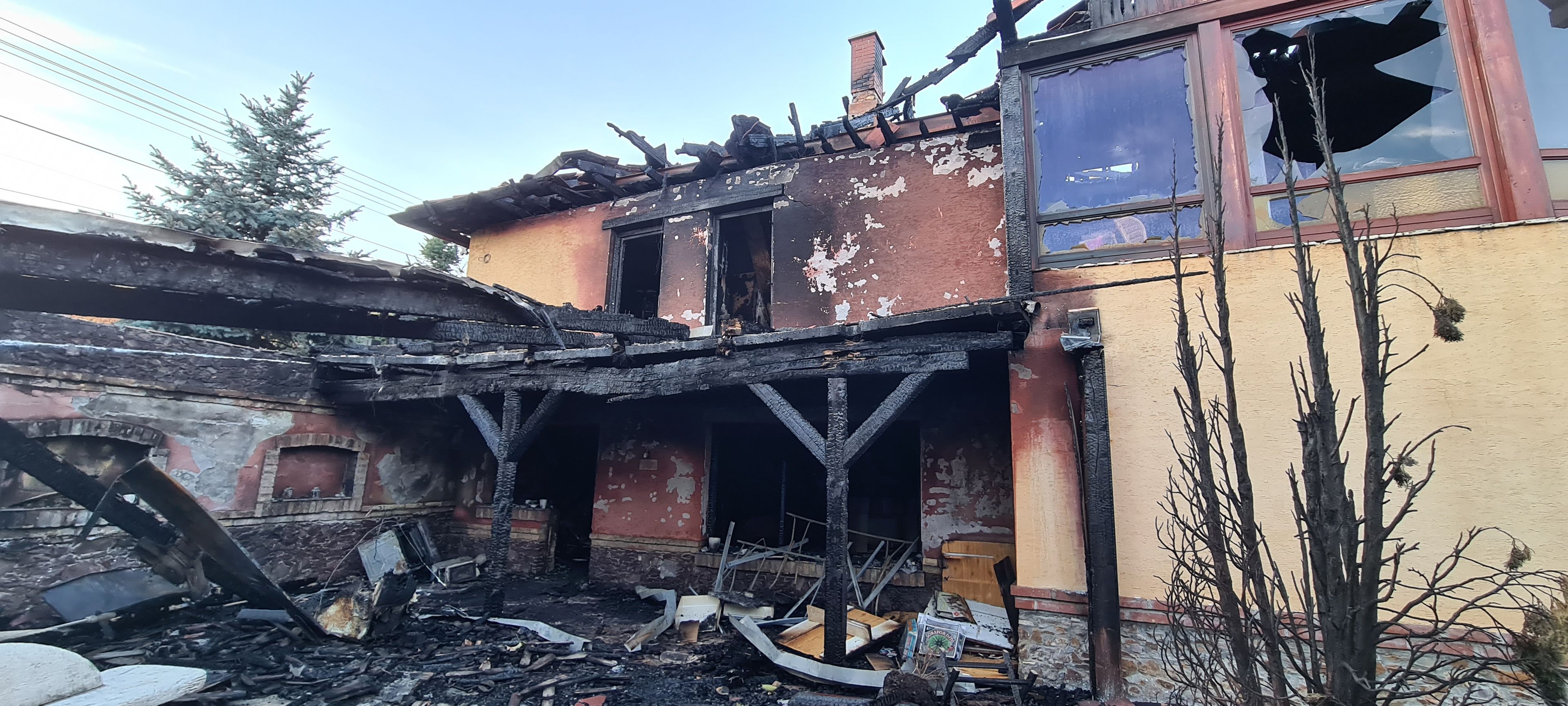 Milovics Mónikáék háza teljesen leégett