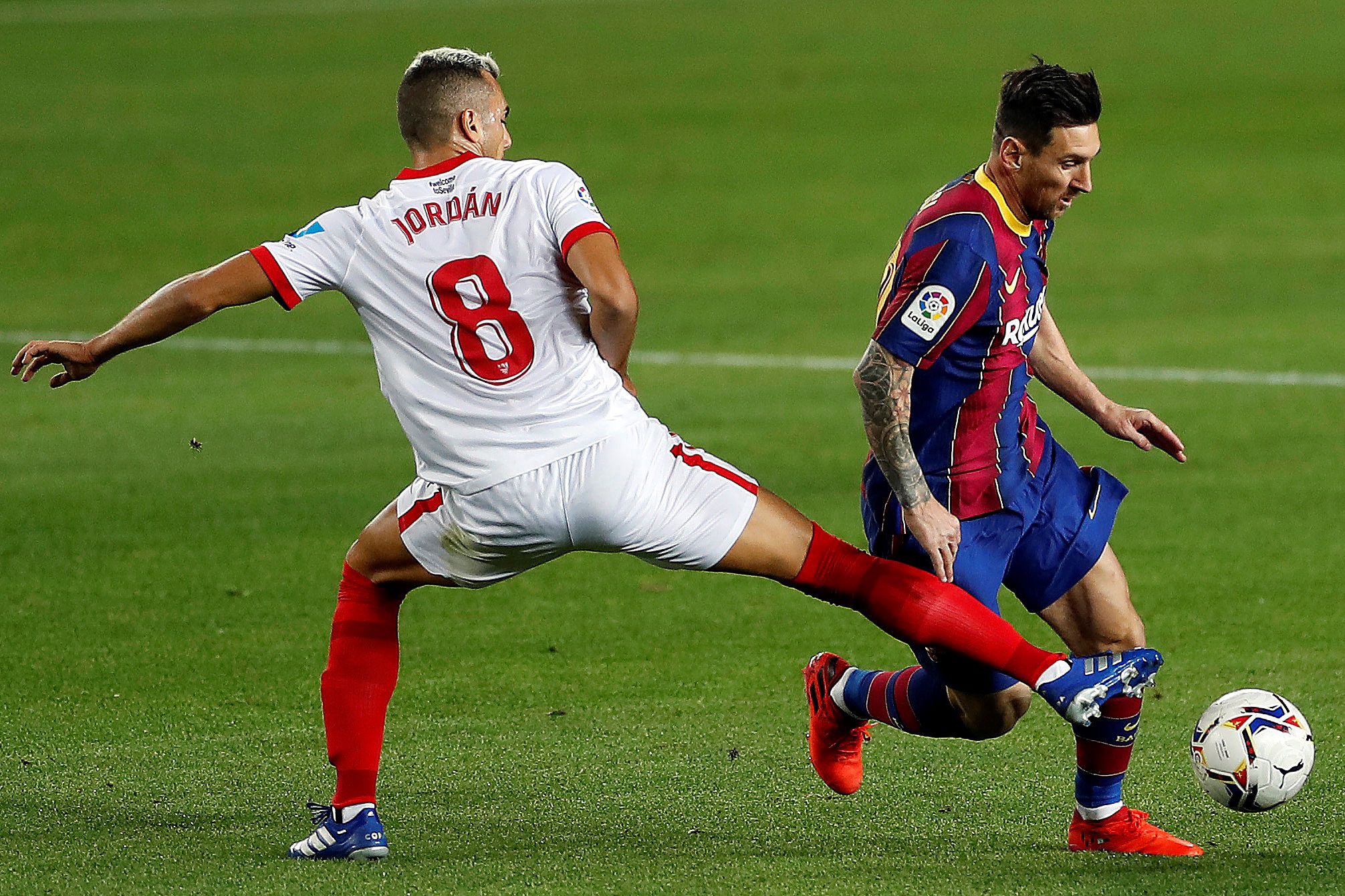 Messi harcol a labdáért a Sevilla elleni bajnoki meccsen. / Fotó: EPA/Alberto Estevez.