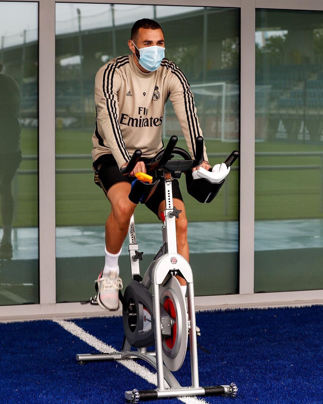 A Real csatára, a francia Karim Benzema szobakerékpározás közben is maszkot visel /Fotó: Instagram