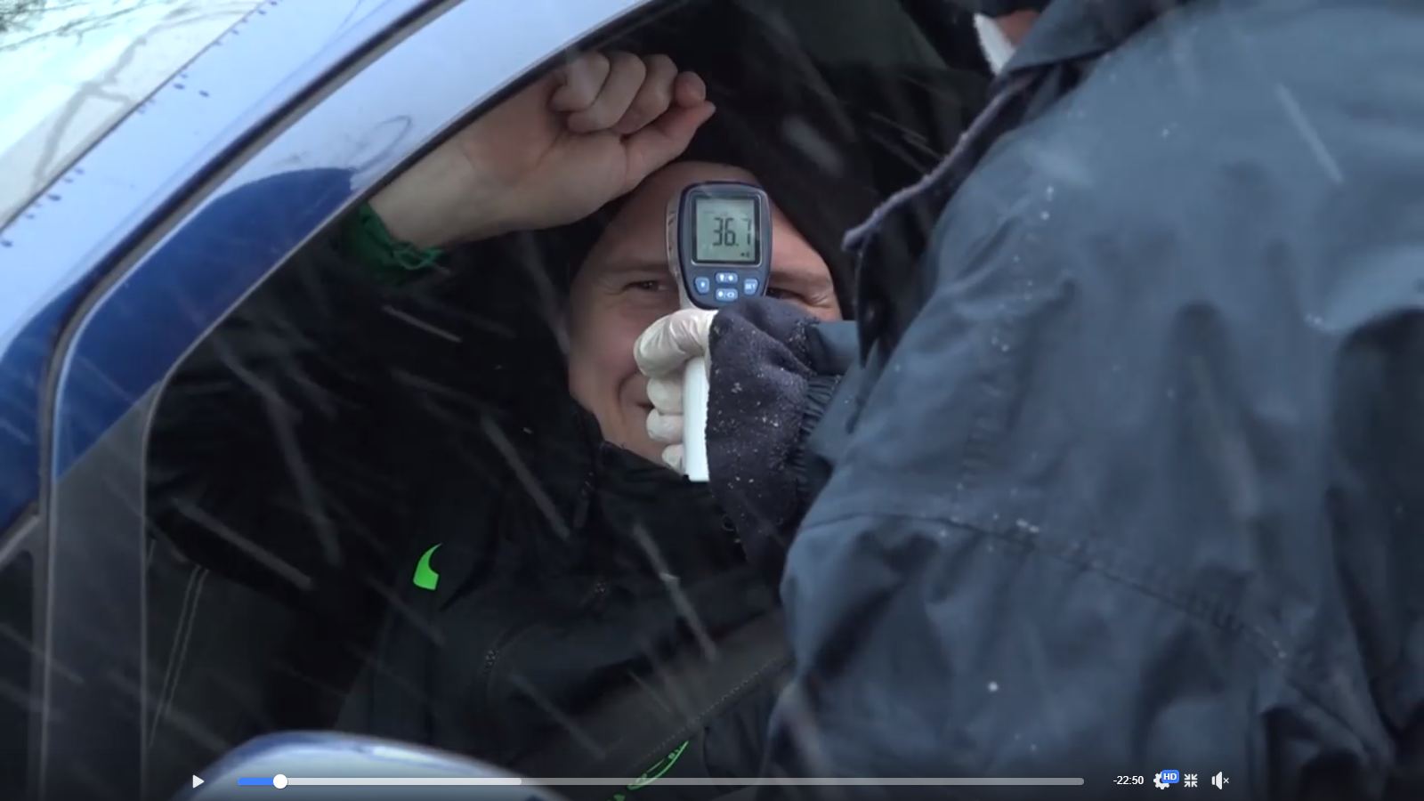 Az edzésre kocsival érkező focisták testhőmérsékletét már a bejáratnál megmérik. / Fotó: Fradi TV