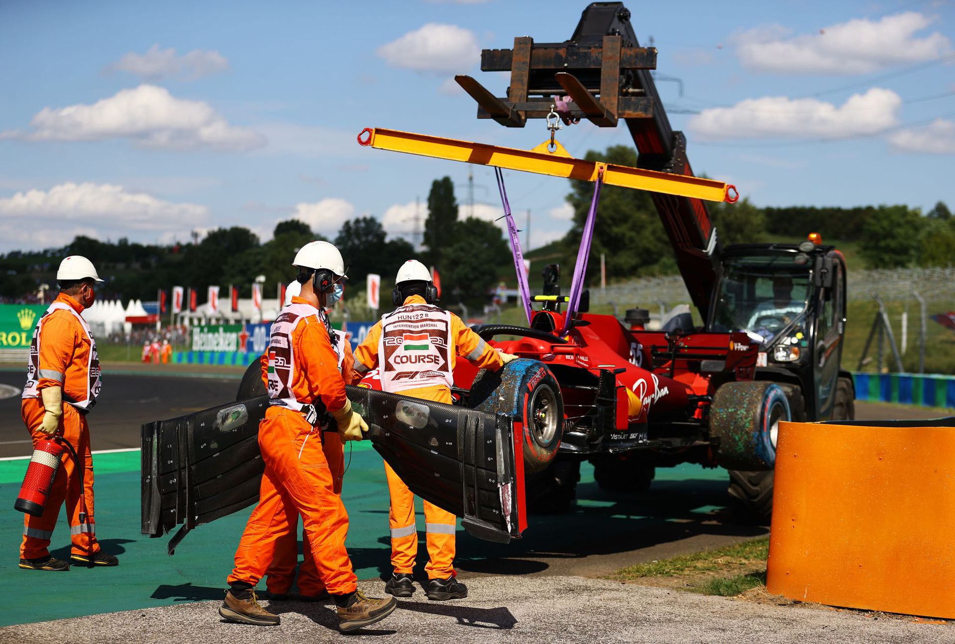 A spanyol Carlos Sainz Jr. bízott benne, hogy jó eredményt ér el az időmérőn, de a Q2-ben kicsúszott a pályáról és összetörte Ferrariját / Fotó: GettyImages
