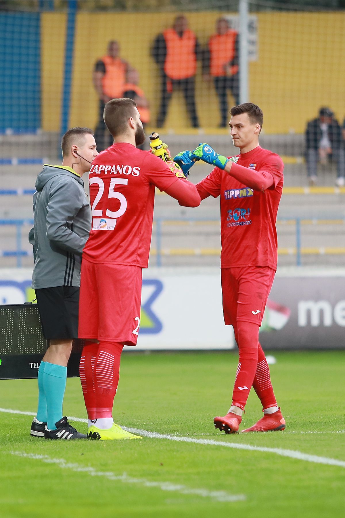 A bizonytalankodó, negyed-óra alatt két gólt kapó Danilo Rjabenkót (jobbra)  váltotta Szappanos Péter, de így is kikapott a  Mezőkövesd