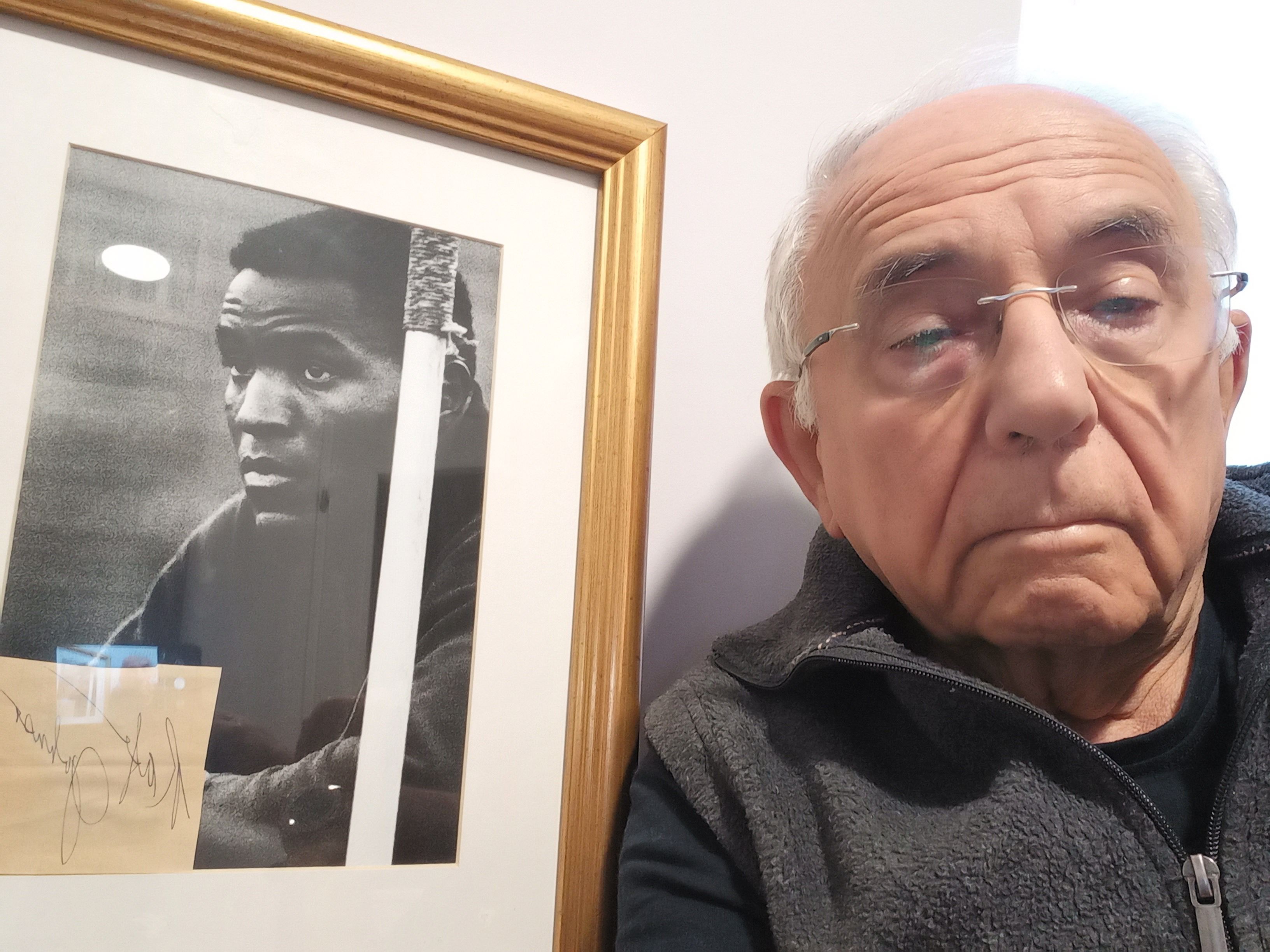 Vitray máig őrzi Rafer Johnson fényképét, amelyet az olimpiai bajnok atléta dedikált neki