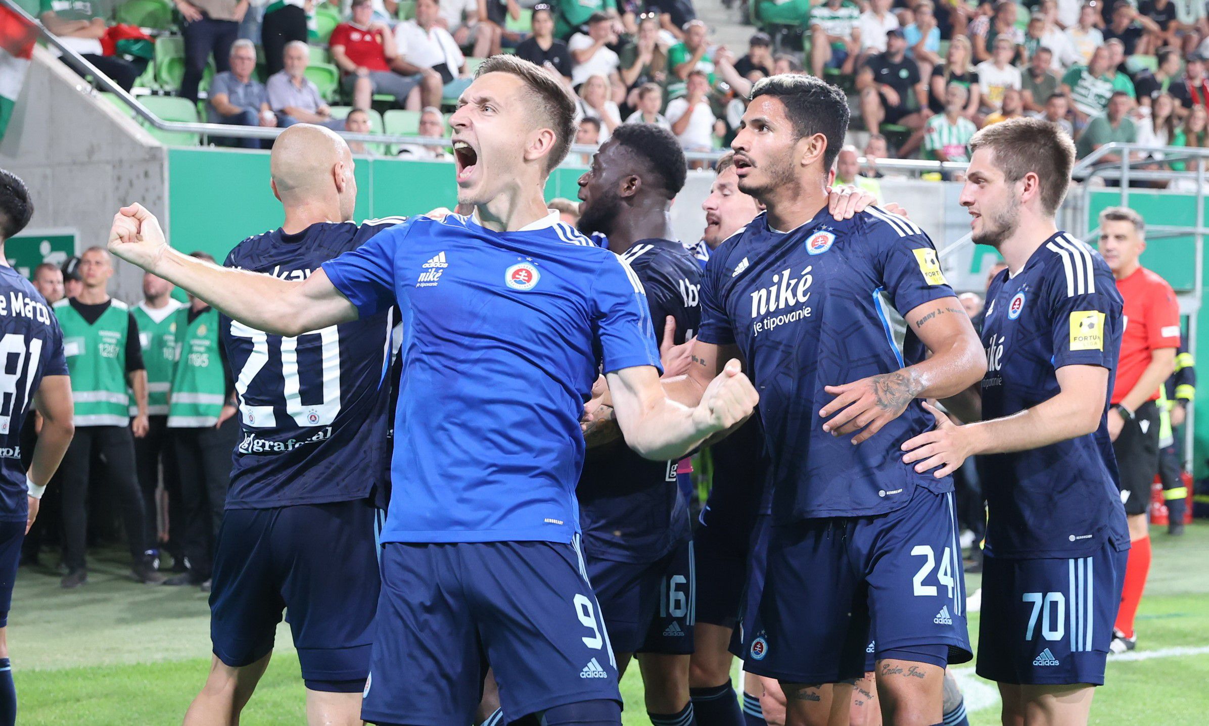 A Slovan játékosai joggal ünnepeltek, Budapesten kerültek előnybe a Fradi ellen / Fotó: Fuszek Gábor
