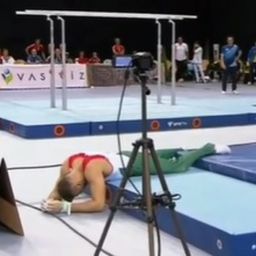 Sokkoló videó: verseny közben „szakadt ki” a magyar válogatott tornász karja