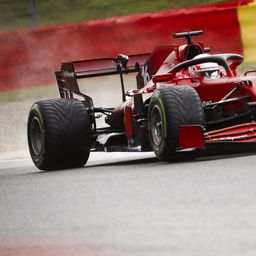 Nem mindennapi akadályba ütközött a Ferrari Forma-1-es kamionja: egy híd alá szorult