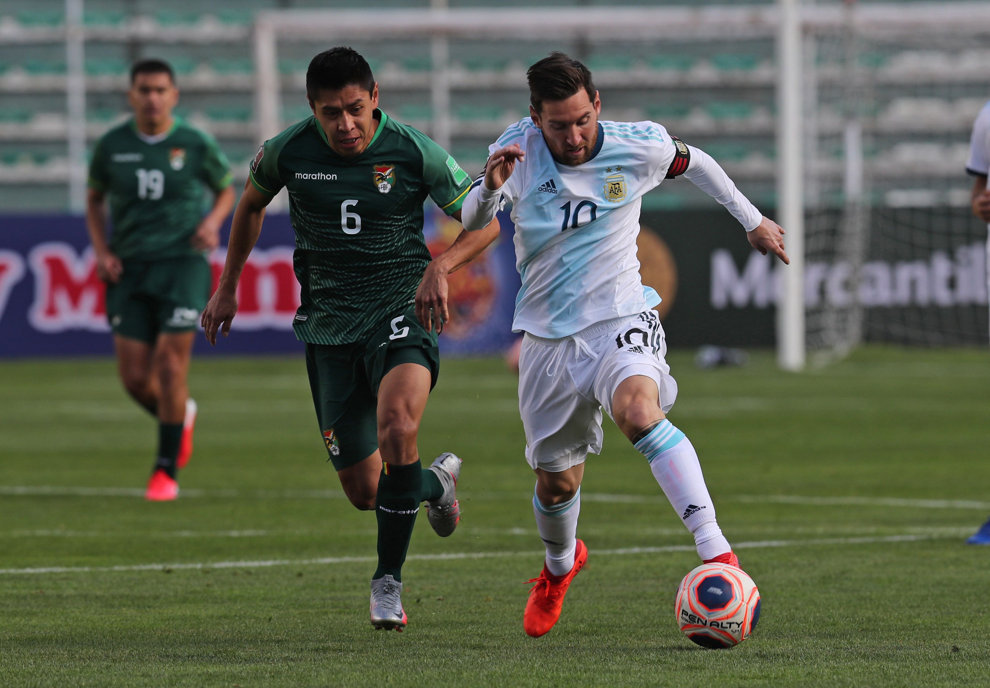 Messi akcióban a Bolívia elleni meccsen. / Fotó: EPA/Martin Alipaz
