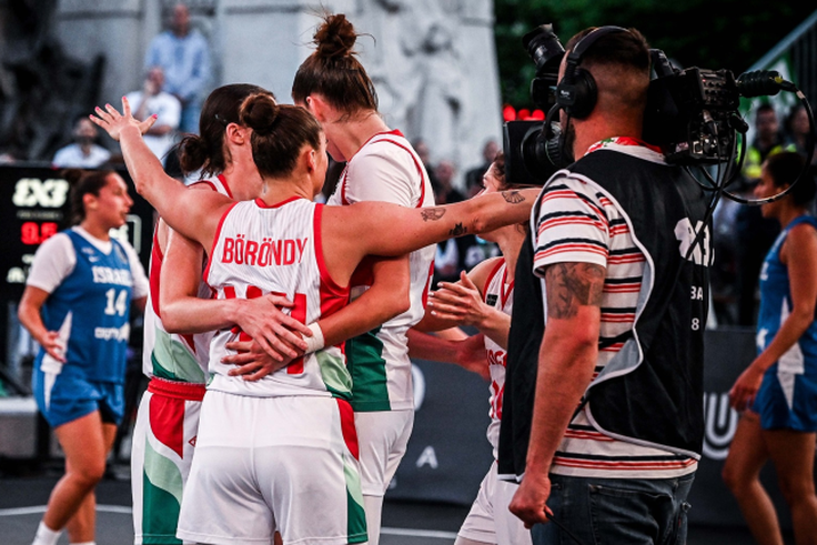 Egy győzelemre Párizstól a magyar válogatott