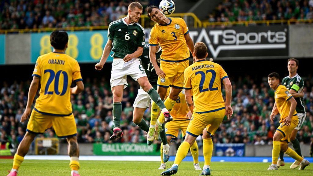 A sárga mezes kazahok a 88. percben szerzett góllal nyertek Belfastban. (Fotó: Getty Images)