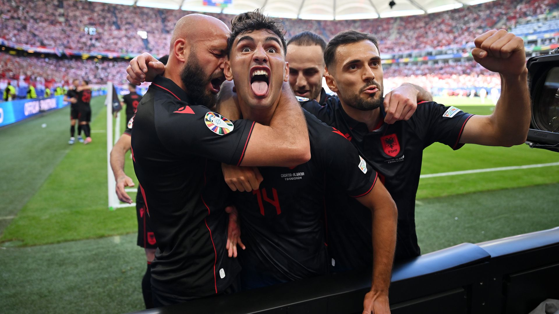 Az albán válogatott az első fordulóhoz hasonlóan jól kezdett, Qazim Laci fejese után kezdődhetett az önfeledt ünneplés. (Fotó: Getty Images)