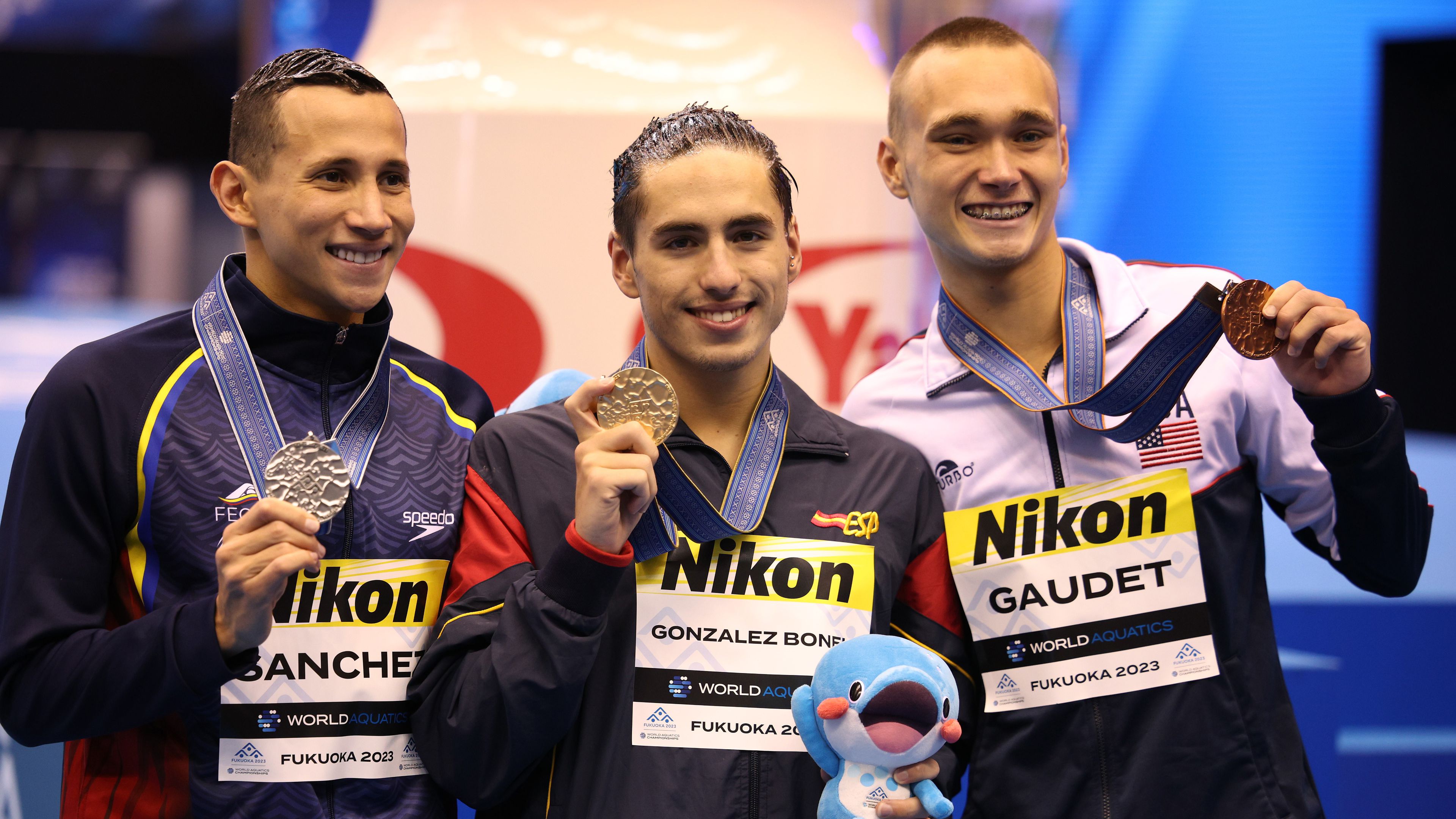 Dennis González Boenu (középen) a férfi szabadprogram aranyérmese szinkronúszásban
