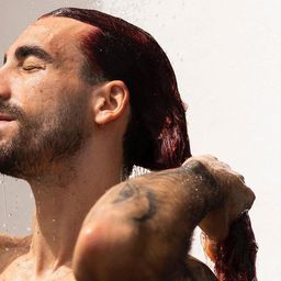 Betartotta ígéretét, vörösre festette haját az Eb-győztes Cucurella