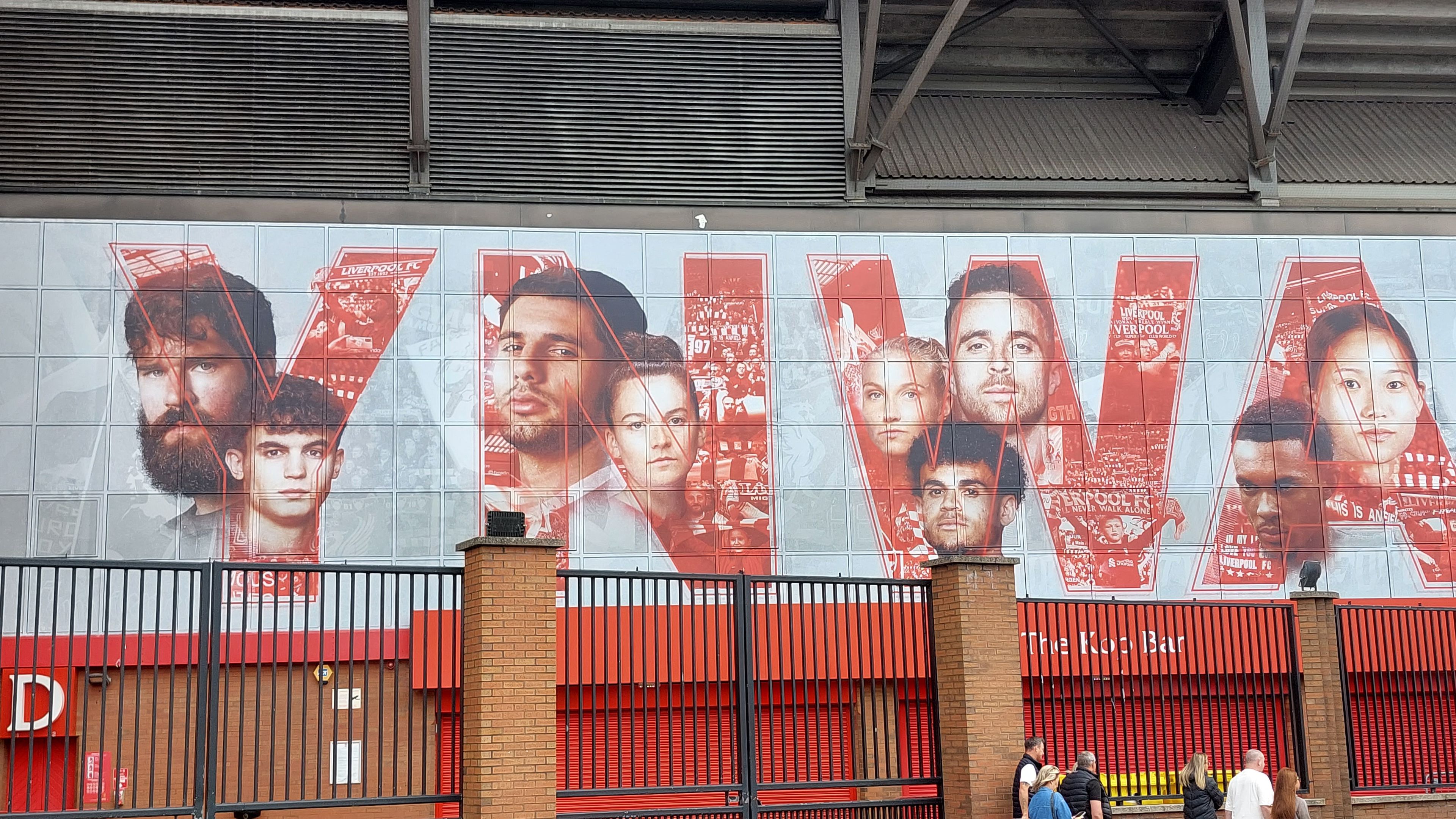 A Liverpool FC legendás otthonának, az Anfieldnek a falain immár Szoboszlai Dominik arcképe is látható