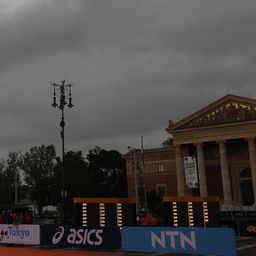 A várható vihar miatt két órával elhalasztották a rajtot