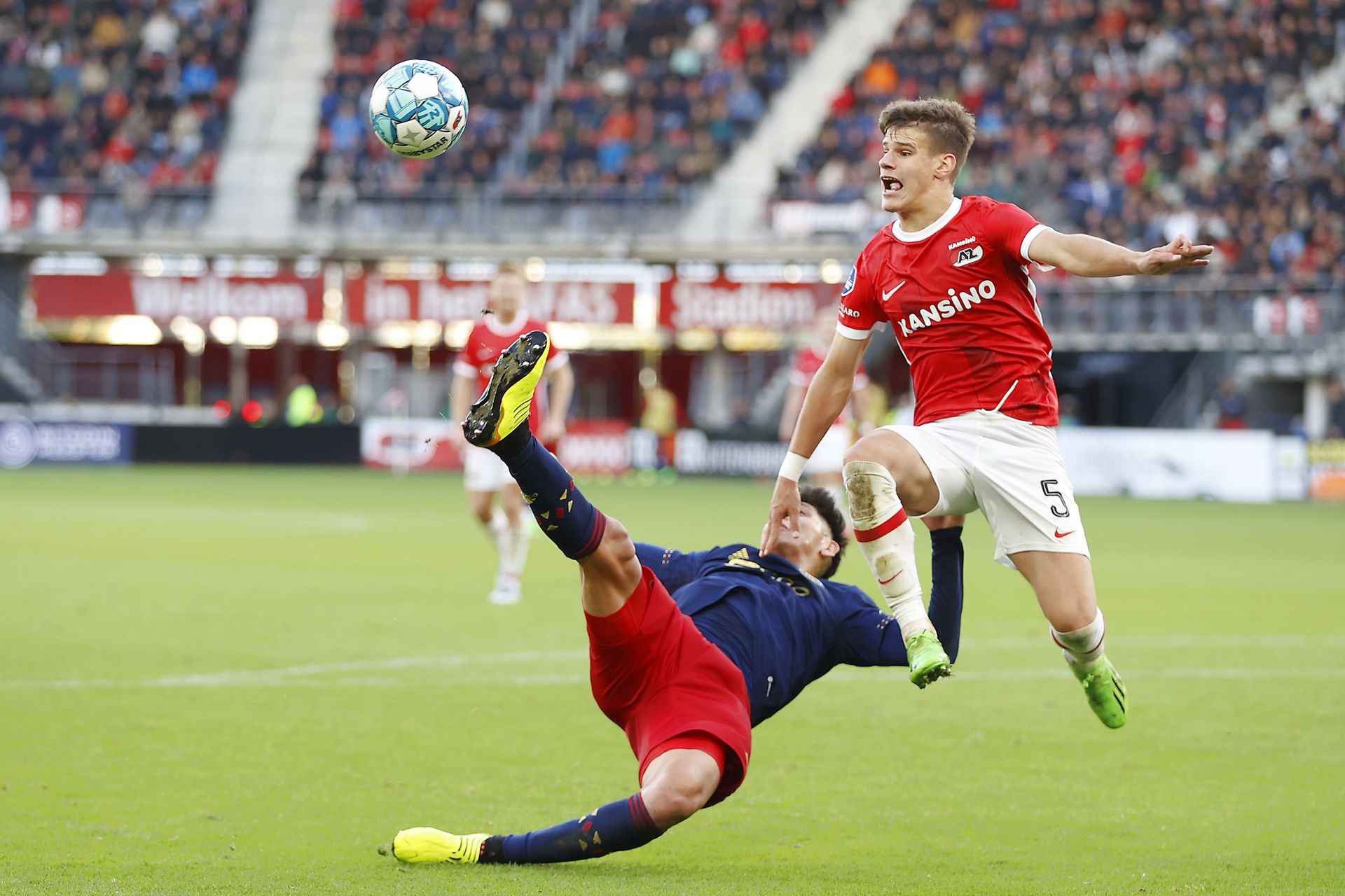 A ma már 3 millió euróra taksált magyar-szerb balhátvéd (pirosban) mentalitását mindenki dicséri, a 18 éves futballista egyszerűen nem ismer elveszett labdát/Profimédia