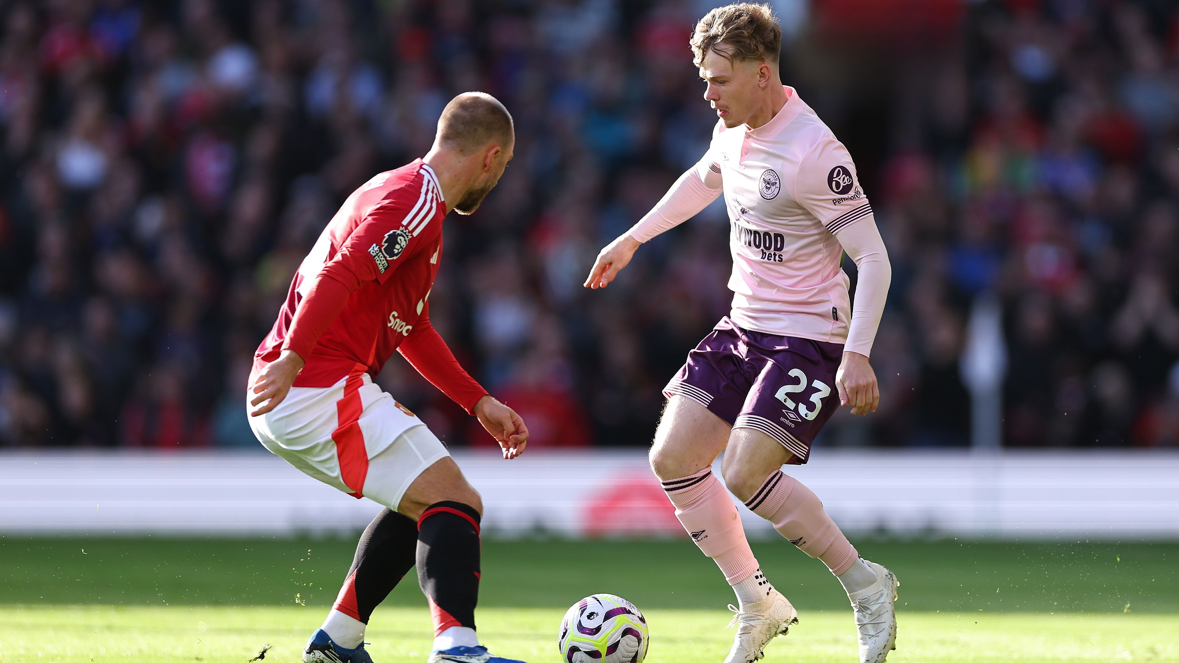 A Brentford az első félidő végén került előnybe a Manchester United vendégeként, amely a szünet után fordított