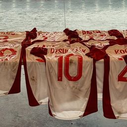 „Felelősöket akarunk látni!” – a DVSC ultrái árverésre bocsájtják a levetetett mezeket