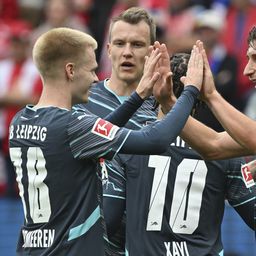 Kihagyott büntető után fordított a Leverkusen; videón Willi Orbán gólja