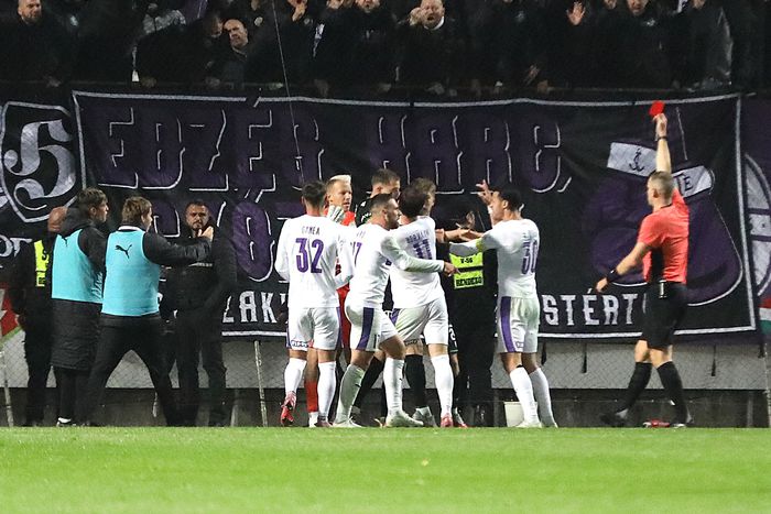 A sportszerűtlen jelenet piros lapot ért. Fotó: Juhász Sára