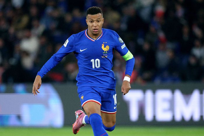 Mbappé inkább a pályán brillírozik, mintsem egy autóban