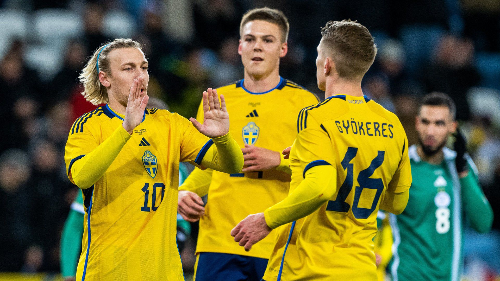 Emil Forsberg (balra) és Gyökeres Viktor ünnepli a svédek vezető találatát (Fotó: Twitter/Svensk Fotboll)